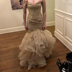 Ellie Widle prom dress strapless ruffless 
size 2